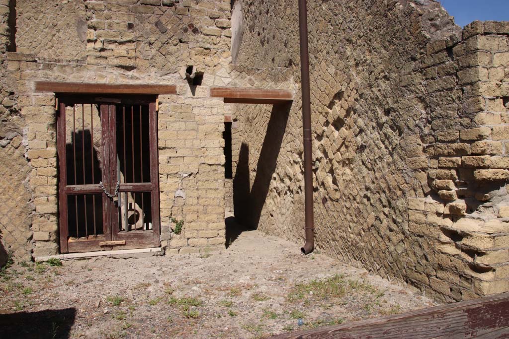 IV.19 Herculaneum. September 2019. Looking towards west wall and corridor to rear, in north-west corner.
Photo courtesy of Klaus Heese.